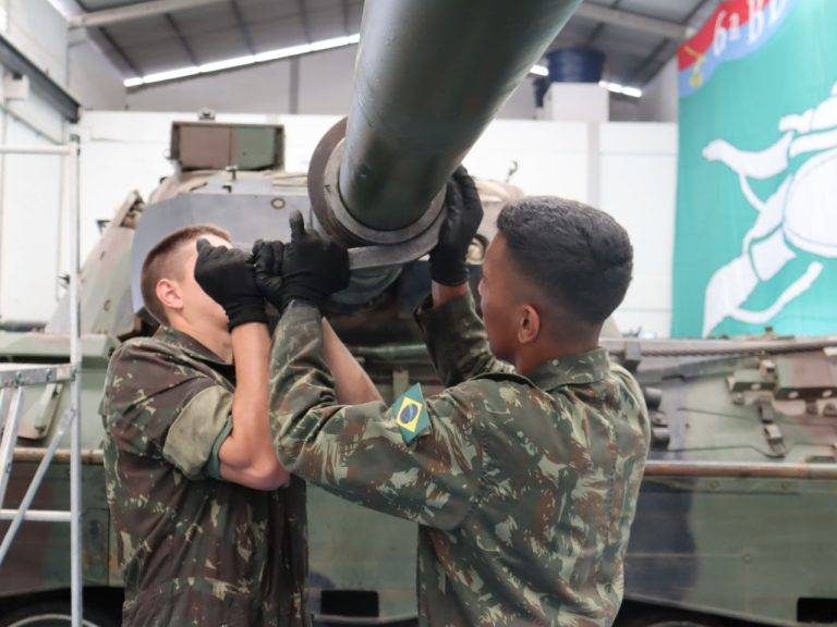 Regimento participa do esforço adicional de manutenção de Leopard 1A5 BR