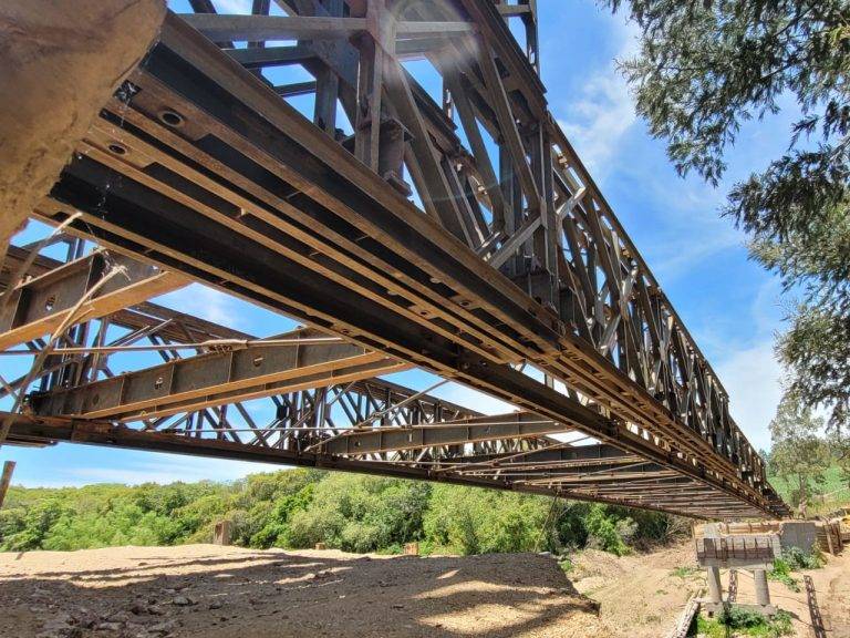 Batalhão de Engenharia de Combate lança Ponte Bailley no Rio Grande do Sul