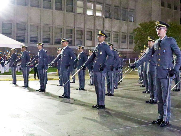 Instituto Militar de Engenharia realiza entrega de espadas aos novos oficiais