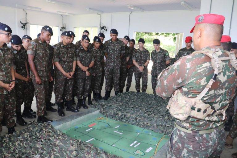 Cadetes da AMAN visitam as instalações do Curso de Precursor Paraquedista