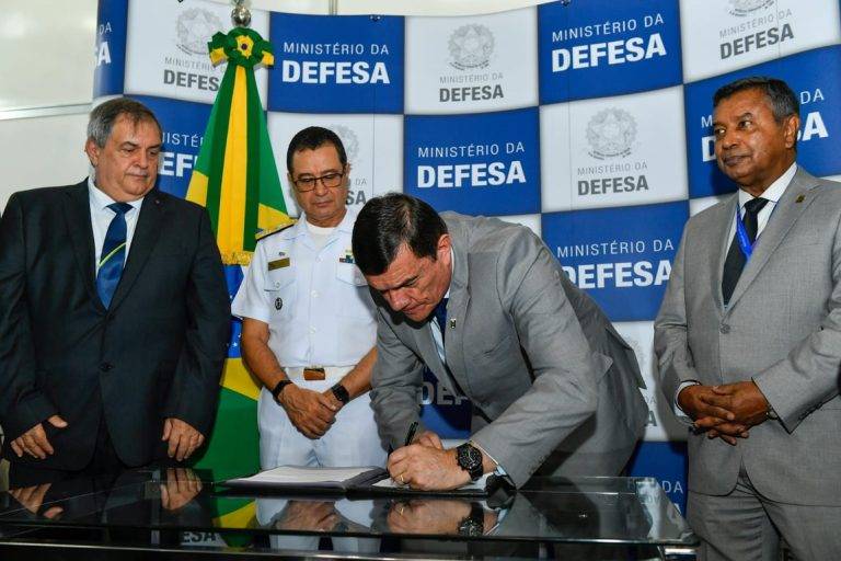 Ministro assina norma que favorece a aquisição de produtos da Base Industrial de Defesa