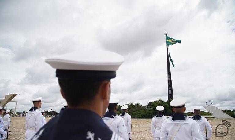 Substituição do Pavilhão Nacional, em Brasília, é realizada pela Marinha