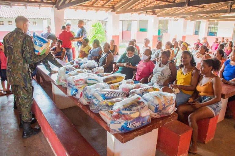 Força Aérea Brasileira realiza entrega de alimentos nas agrovilas de Alcântara