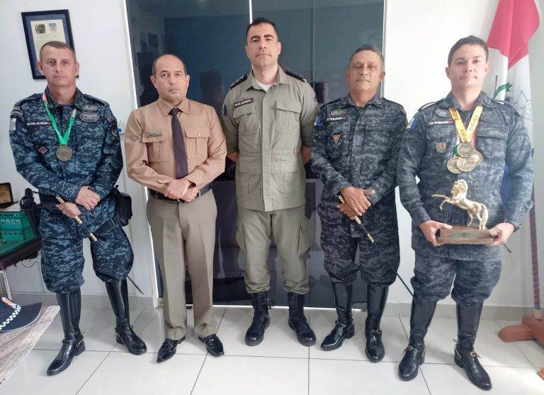 Comandante-Geral da PMAL recebe representantes do RPMON que foram destaque na Escola de Equitação do Exército