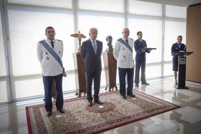 Ministro da Defesa é condecorado com a Ordem do Mérito Aeronáutico