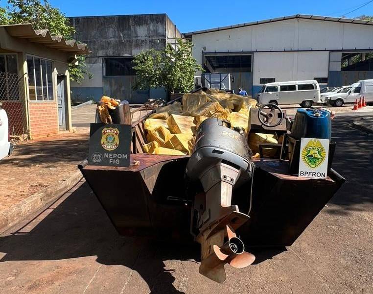 Ação conjunta da PF, BPFRON, COPE e BOPE apreende embarcação com 100 caixas de cigarros contrabandeados no Lago de Itaipu