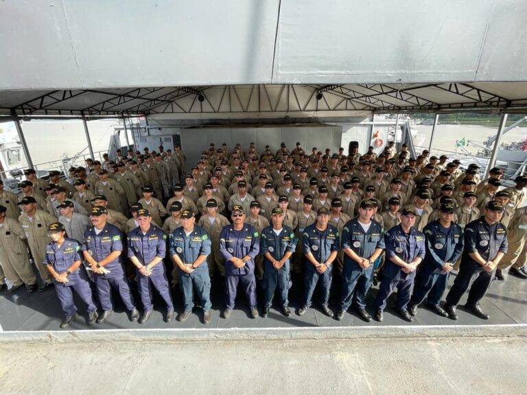 Alunos do Centro de Instrução Almirante Braz de Aguiar passam por familiarização à navegação