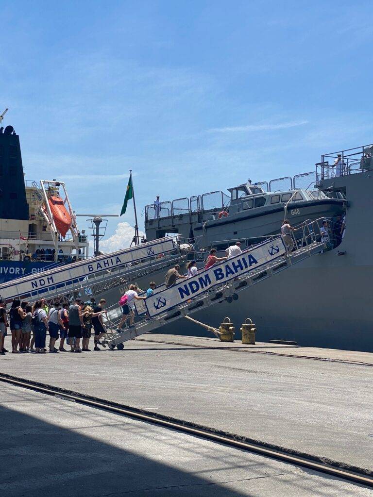 Jovem compreende a importância da Marinha após visita a navio
