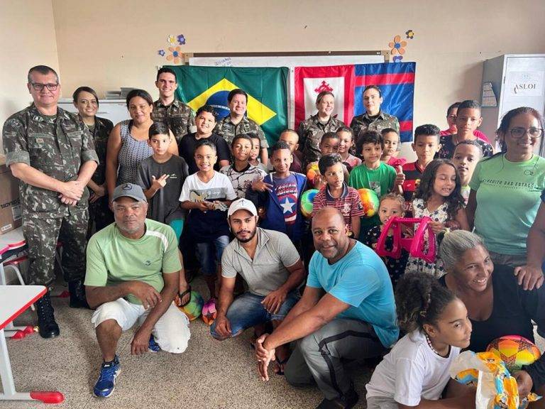 Crianças recebem doações de militares de Base Administrativa