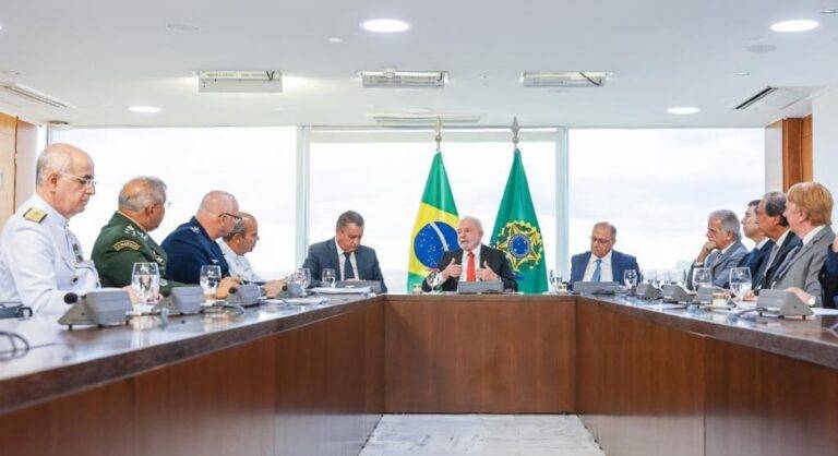 Defesa apresenta projetos estratégicos das Forças Armadas ao presidente Lula