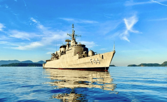 A Fragata Independência realiza visitação pública em Itajaí