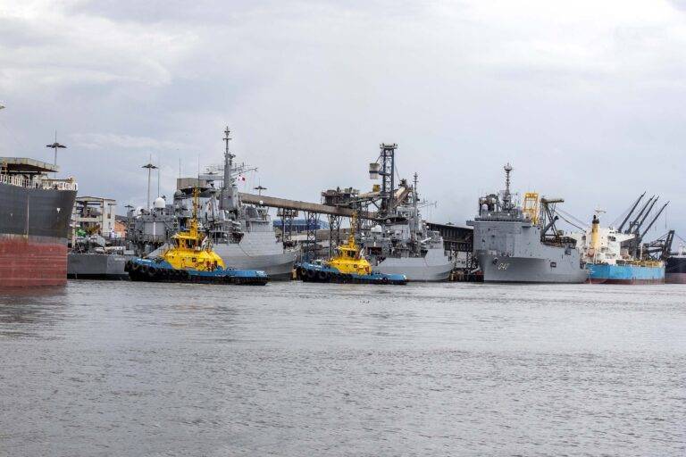 Embarcações da esquadra da Marinha do Brasil já atracaram no Porto de Paranaguá (FOTOS)
