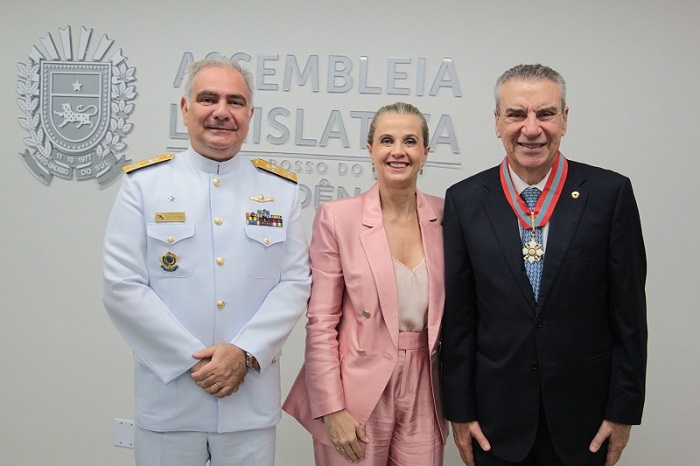 Presidente da ALEMS é agraciado com a Ordem do Mérito Naval