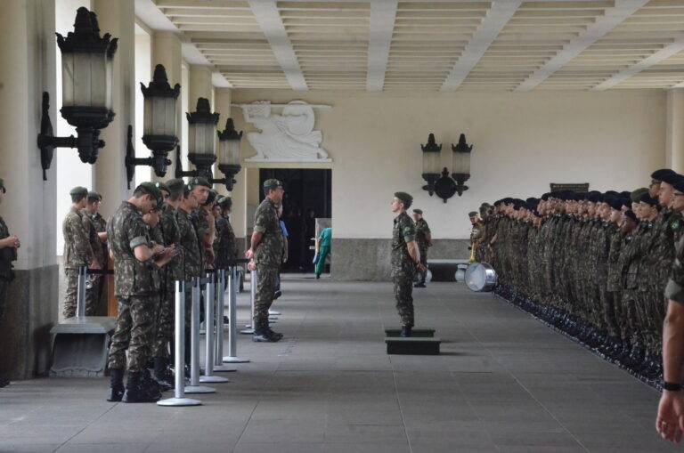 Novos Cadetes da AMAN estão na expectativa para entrada pelo Portão Monumental