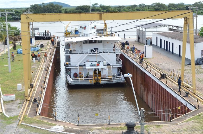 Base Fluvial de Ladário realiza docagem de barco hotel