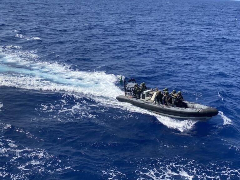 NPaOc Araguari realiza exercícios operativos durante travessia para o continente Africano