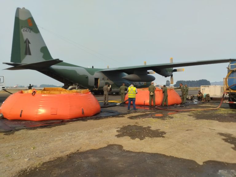 C-130 Hércules realiza missão de  combate aos incêndios florestais no Chile