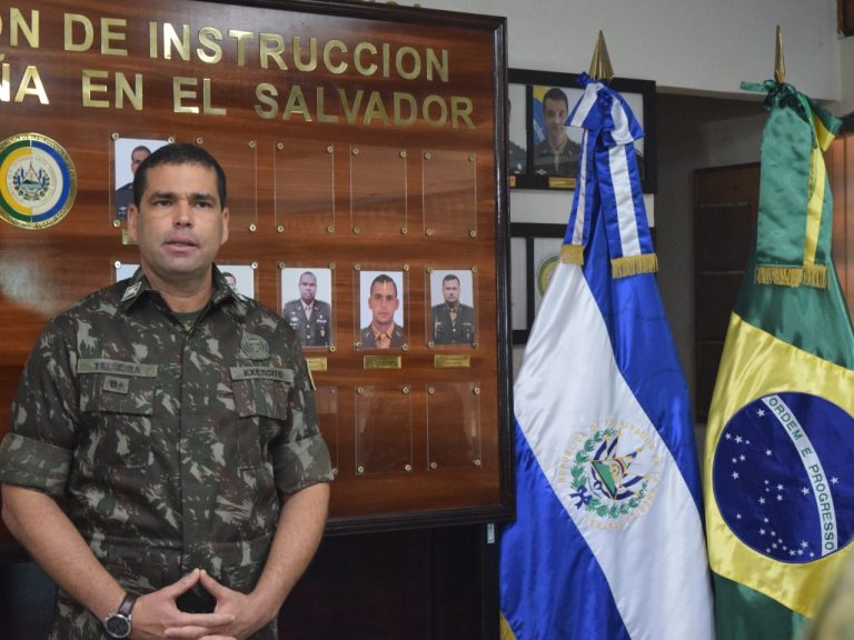 Escola de Infantaria de El Salvador despede-se de instrutor brasileiro