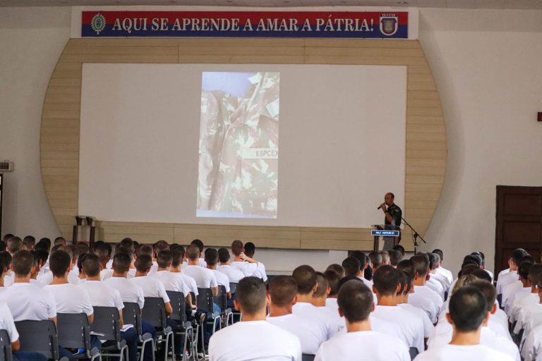 Candidatos a alunos da a EsPCEx assistem à instrução de Comunicação Social