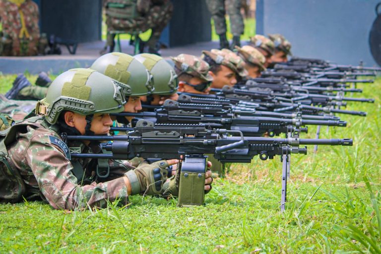 Militares de Infantaria de Selva realizam adestramento com metralhadora e fuzil