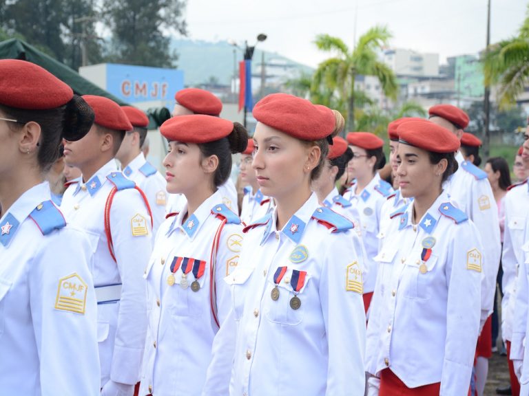 Entrada de novos alunos e promoção do Batalhão Escolar do Colégio Militar de Juiz de Fora