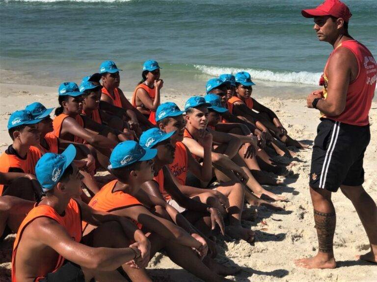Centro de Avaliações do Exército e Corpo de Bombeiros conduzem projeto educativo com jovens
