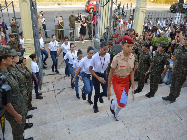 Entrada dos novos alunos do Colégio Militar de Belém pelo portão principal