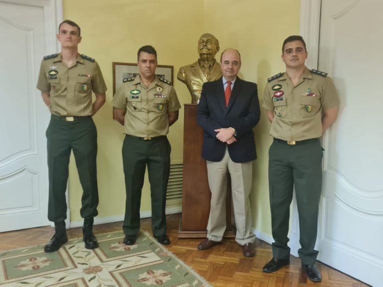 Embaixador do Brasil no Uruguai recebe militares do Exército Brasileiro