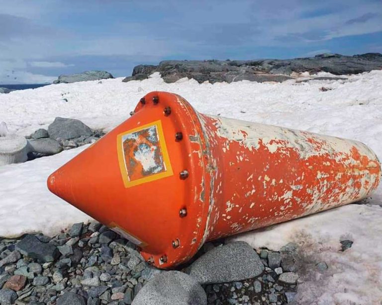 Navio de Apoio Oceanográfico “Ary Rongel” recupera boia oceanográfica lançada há 32 anos na Antártica