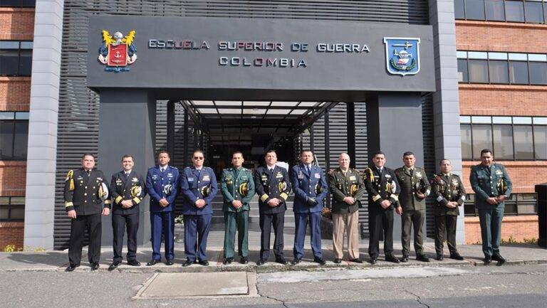 Oficiais da Marinha são apresentados ao Corpo de Oficiais-Alunos e à Tripulação na ESDEG
