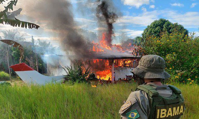 Operação Yanomami destrói avião e trator de garimpo
