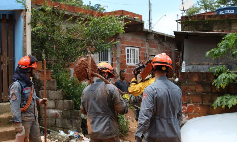 Bombeiros suspendem as buscas em São Sebastião por causa das chuvas