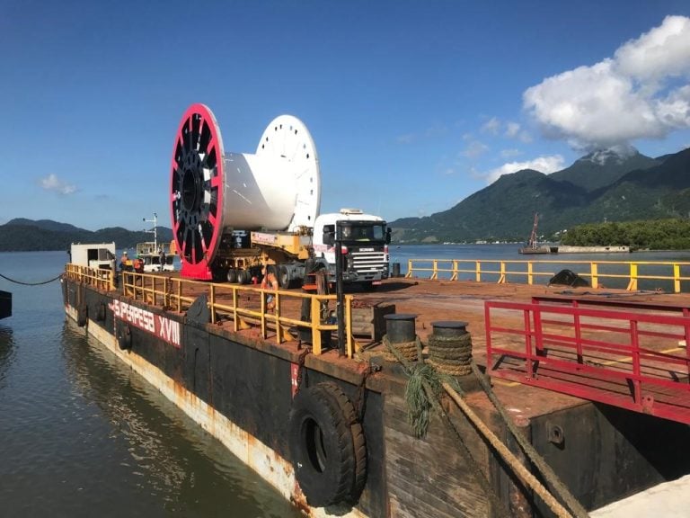 NUCLEP descarrega 11 das 30 bobinas à Superpesa pelo seu terminal privativo