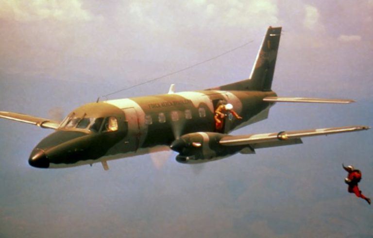 Avião Bandeirante, da Embraer, completa 50 anos em operação