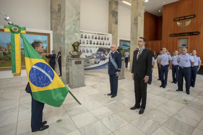Presidente do Senado recebe Comenda da Ordem do Mérito Aeronáutico