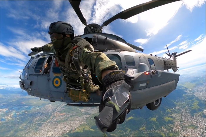 2º Esquadrão de Helicópteros de Emprego Geral realiza lançamento de paraquedistas em Batalhão de Operações Especiais de Fuzileiros Navais