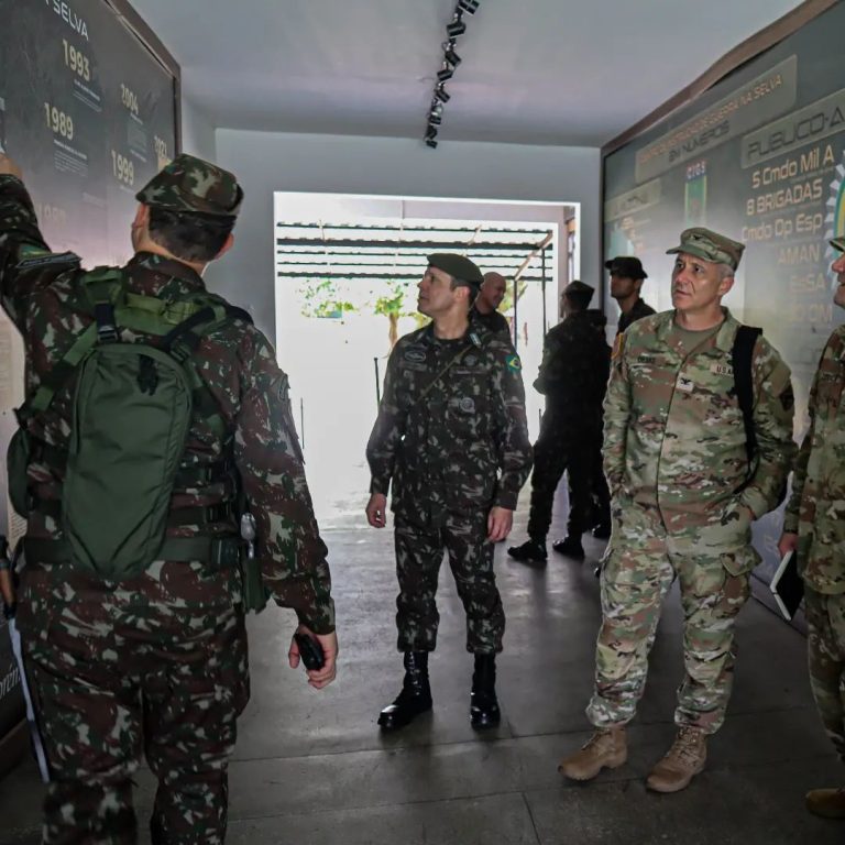 Comitiva do US ARMY PKSOI visita o Centro de Instrução de Guerra na Selva em Manaus