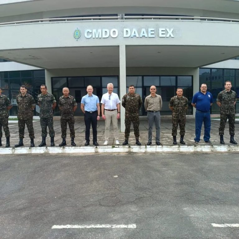 Representantes da Saab visitam Comando de Defesa Antiaérea do Exército Brasileiro