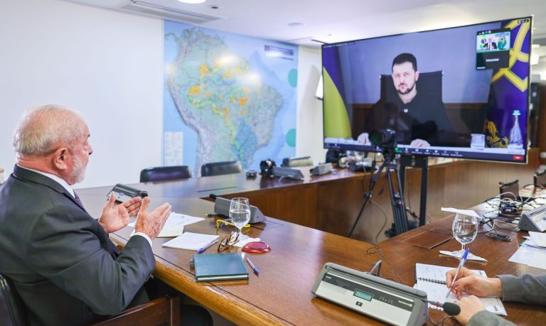 Lula conversa com Zelensky e propõe mediação para pôr fim à guerra na Ucrânia