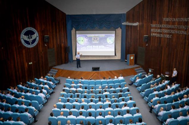 Comandante da FAB ministra aula magna na UNIFA e apresenta diretrizes para os próximos quatro anos