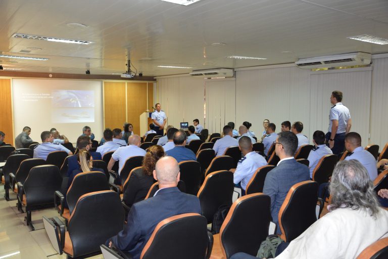Alunos do Programa de Pós-Graduação em Ciências Aeroespaciais participam da aula de abertura na UNIFA
