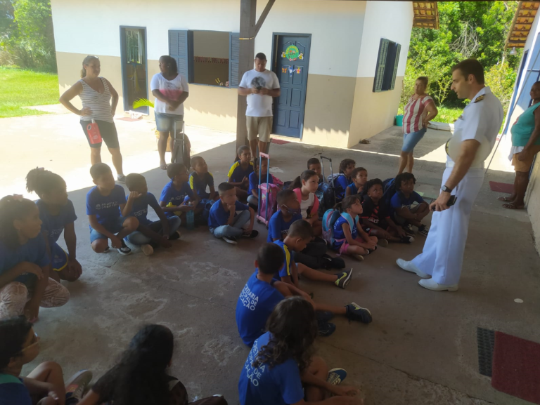 Marinha do Brasil visita escola municipal em Cabo Frio-RJ para divulgar oportunidades na instituição