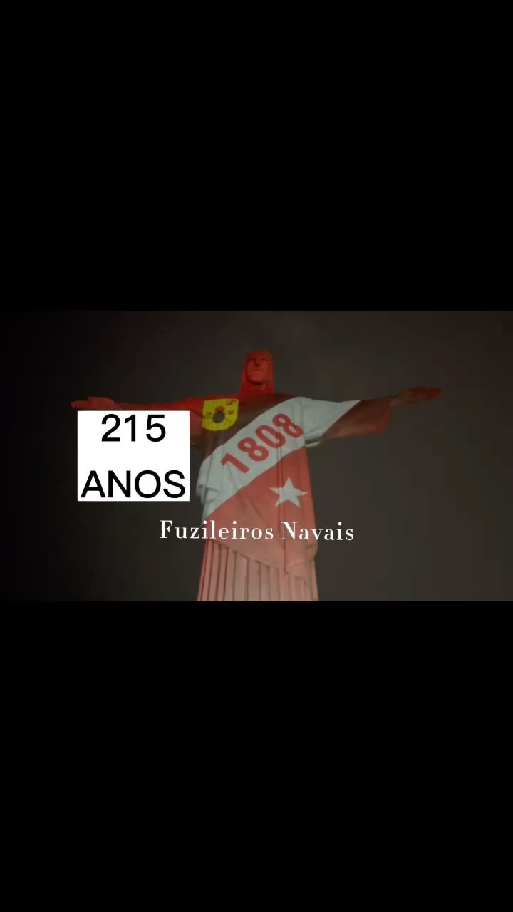 Cristo Redentor é iluminado com o estandarte do Corpo de Fuzileiros Navais.

Nes...