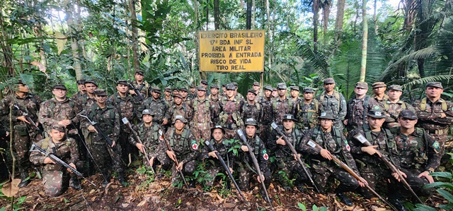 17ª Brigada de Infantaria de Selva realiza marcha de duas horas através selva com Aspirantes a Oficiais MFDV