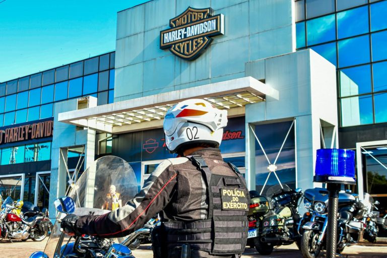 Confraternização entre militares do 1º BG e 1º BPE na Rio Harley-Davidson