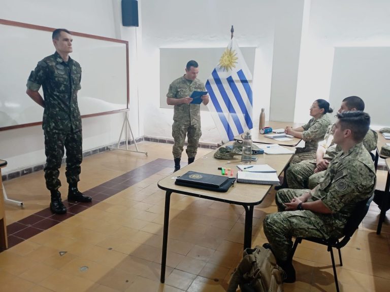 Capitão de Infantaria brasileiro se apresenta como instrutor no Exército Nacional Uruguaio