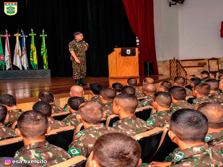 Chefe do DECEx ministra palestra sobre liderança e valores para alunos do Curso de Formação e Graduação de Sargentos