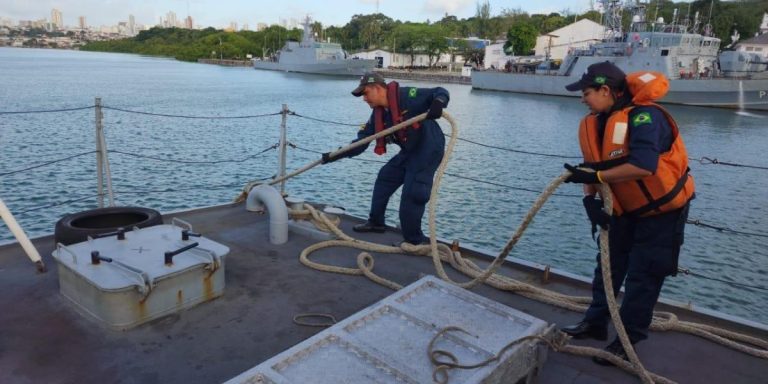 Navio-Patrulha “Graúna” realiza ações de inspeção e patrulha com militares femininas a bordo pela primeira vez
