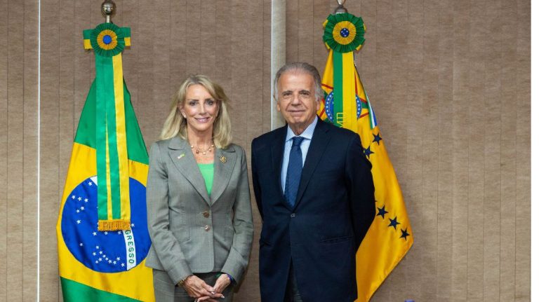 Ministro da Defesa se reúne com Embaixadora dos EUA