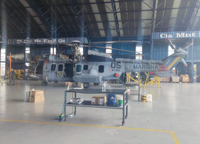 Aeronave do EsqdHU-41 realiza manutenção nas instalações do Exército